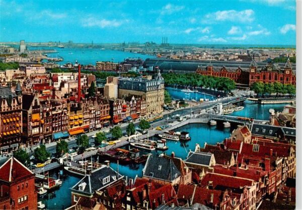 Amsterdam  NL Damrak met gezicht op het