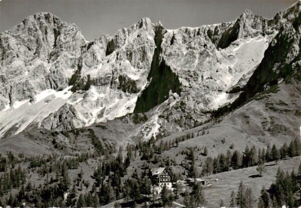 Austriahuette 1638m Dachstein AT mit Dachstein und Dinrln