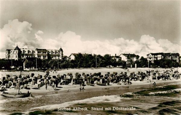 Ahlbeck Ostseebad Strand mit Duenenstrasse
