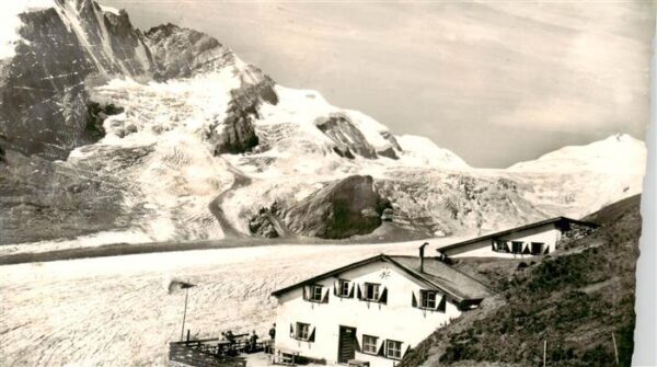 Hofmannshuette 2438m Grossglockner AT mit Grossglockner und Johannisberg