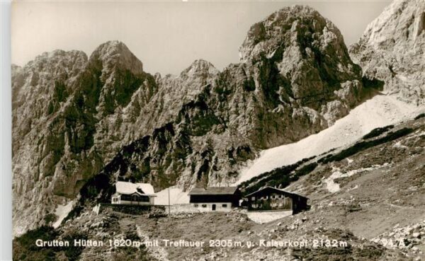 Gruttenhuette 1593m Tirol AT mit Treffauer und Kaiserkopf
