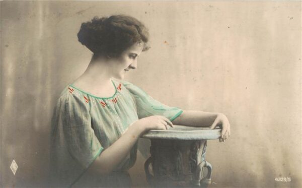 Foto PFB Nr. Nr. 4329/5 Frau mit Vase