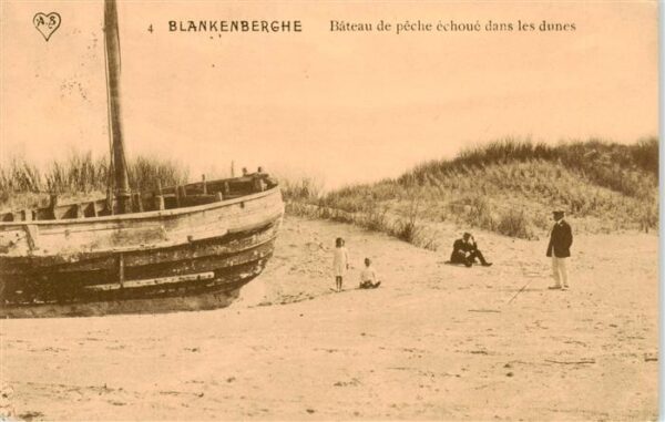Blankenberghe Blankenberge Belgie Bateau de peche echoue dans les dunes