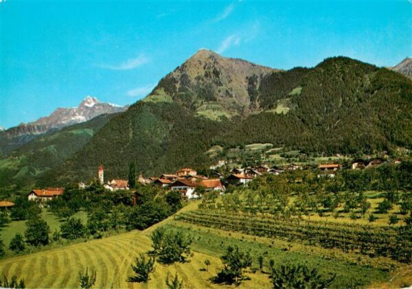 Dorf-Tirol Suedtirol IT Panorama mit Tschigat und Mutspitze