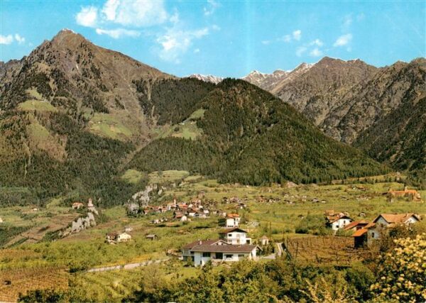 Dorf-Tirol Suedtirol IT Fliegeraufnahme