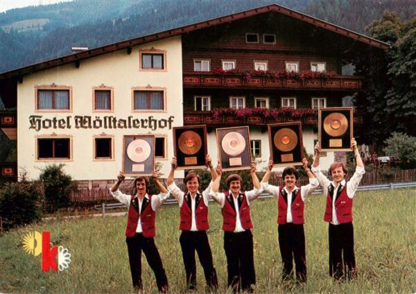 Lainach Bad  Winklern Kaernten AT Hotel Moelltalerhof Trachtengruppe