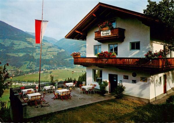 Kaltenbach  Zillertal Tirol AT Gasthaus Berghof mit Gattererberg und Merzengrund