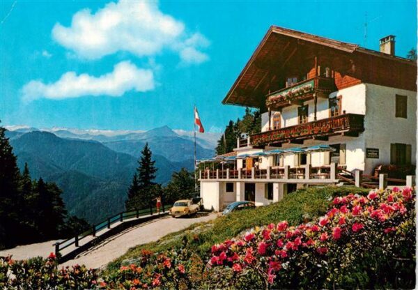 Waidring Tirol AT Alpengasthof Steinplatte mit Kitzbueheler Horn und Hohe Tauern