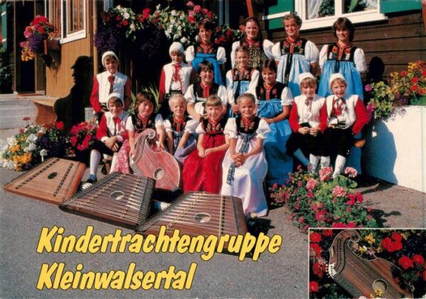 Mittelberg Kleinwalsertal AT Kindertrachtengruppe Stubenmusik