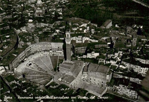 Siena Toscana IT Panorama veduta dall aeroplano con Piazza del Campo