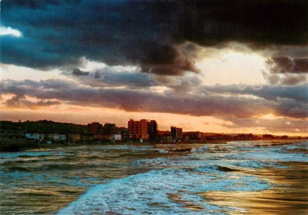 Senigallia IT Tramonto sulla spiaggia di ponente
