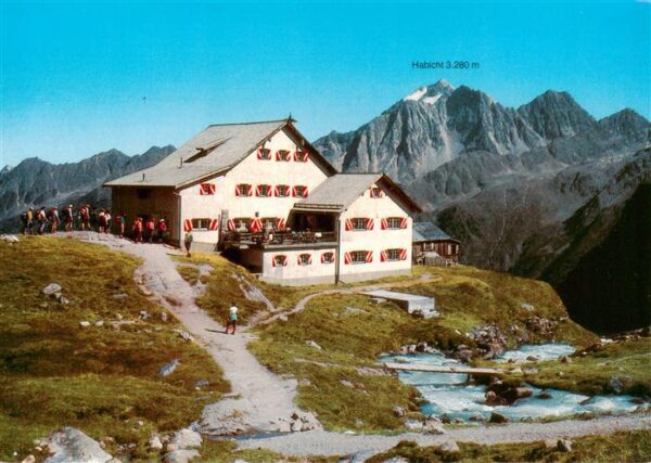 Regensburgerhuette 2286m Stubaital Tirol AT mit Habicht