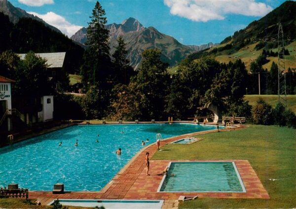 Riezlern Kleinwalsertal Vorarlberg mit Widderstein und Heuberg Schwimmbad
