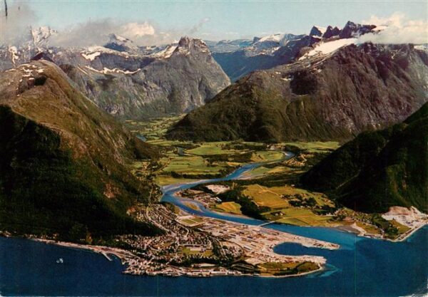 Romsdalen Norge med Vengetind Romsdalshorn Trolltindene og Andalsnes