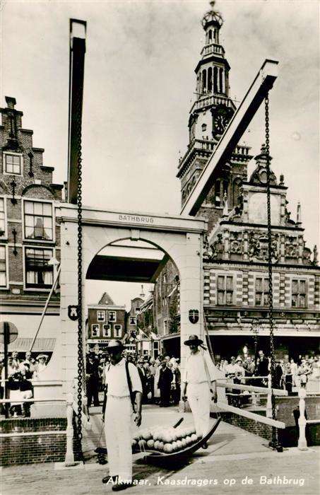 Alkmaar NL Kaasdragers op de Bathbrug