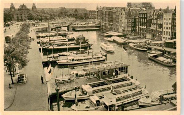 Amsterdam  NL Reederij Plas Damrak steiger 1 en 2 direct naast de beurs