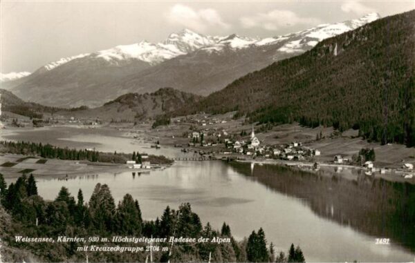 Weissensee Kaernten AT Hoechstgelegener Badesee der Alpen mit Kreuzeckgruppe