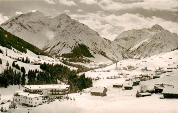 Hirschegg Kleinwalsertal Vorarlberg AT mit Elferkopf Zwoelferkopf Widderstein un