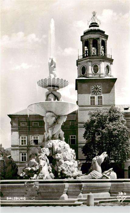 Salzburg  AT Residenzbrunnen und Glockenspiel