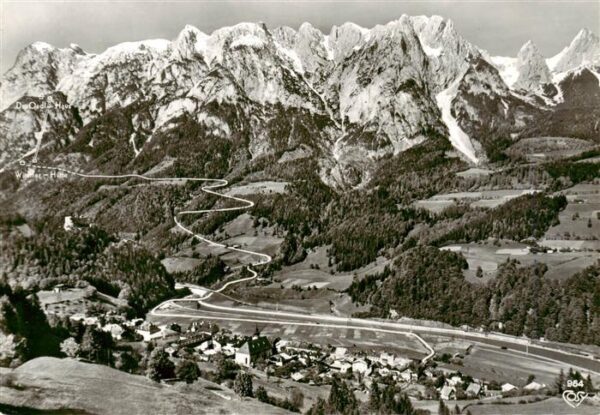 Werfen Salzburg AT mit Tennengebirge und Festung Hohenwerfen Fliegeraufnahme