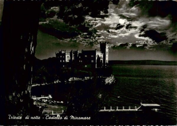 Trieste Triest IT di notte Castello di Miramare