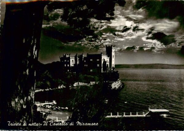 Trieste Triest IT di notte Il Castello di Miramare