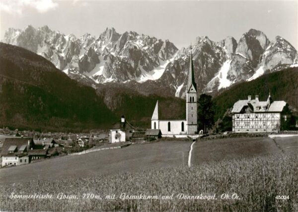 Gosau Salzkammergut Oberoesterreich AT mit Gosaukamm und Donnerkogel und Kirche