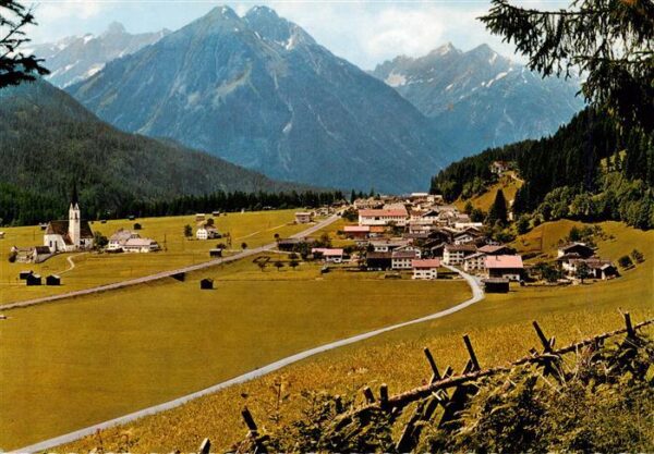 Elbigenalp Lechtal Tirol AT mit Wetterspitze Sonnenkogeln Rotschrofenspitze und
