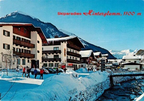 Hinterglemm Saalbach Dorfstrasse mit Zwoelferkogel