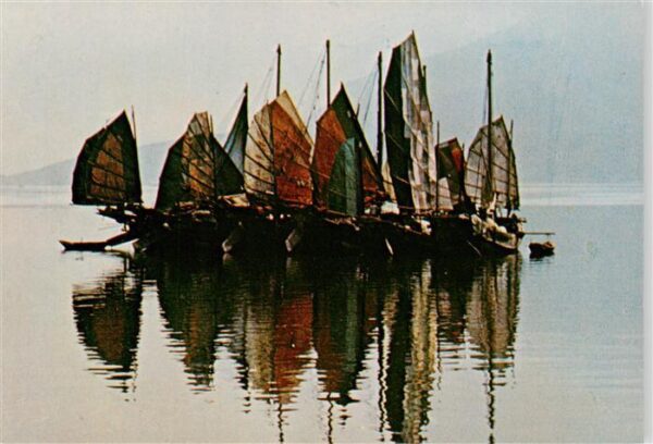 Kowloon Hong-Kong Chinese junk