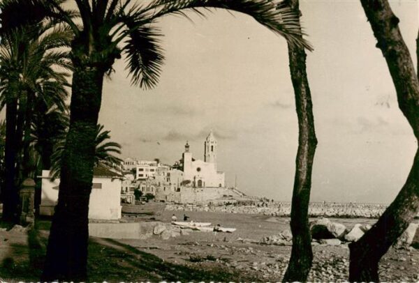Sitges ES La Iglesia desde La Ribera