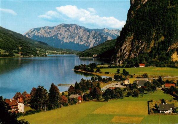 Scharfling am Mondsee mit Hoellengebirge
