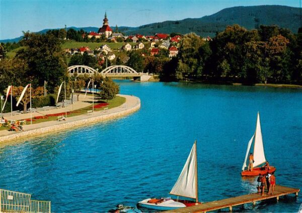 Seewalchen Attersee AT Strandbad mit Blick auf Schoerfling