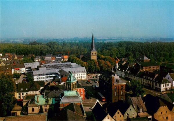 Rheinberg Altes und neues Rathaus mit St Peter