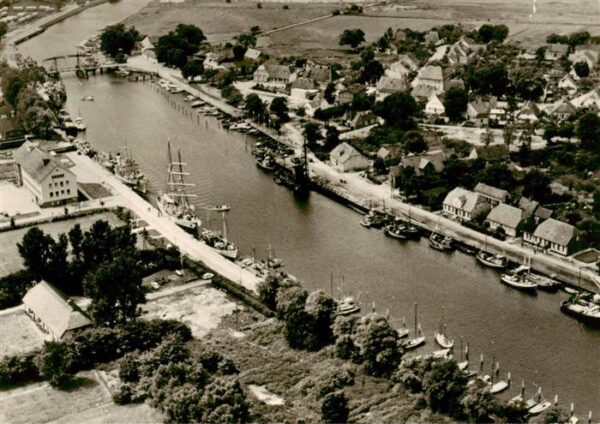 Wieck Greifswald Marineschule der GST August Luetgens und Bootshafen Fliegeraufn