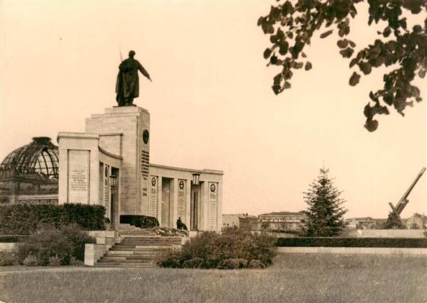 Berlin Sowjet-Denkmal im Tiergarten