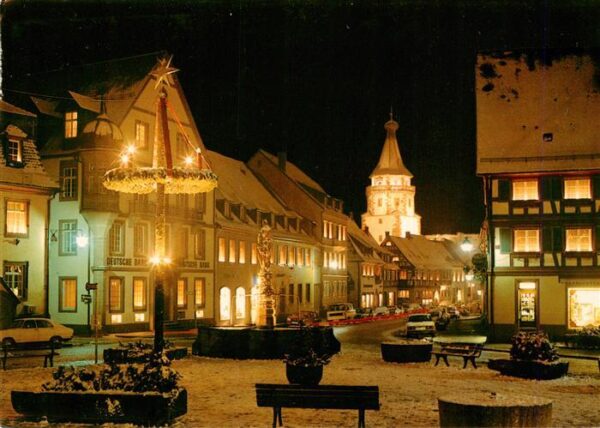 Gengenbach Marktplatz Brunnen Obertor bei Nacht
