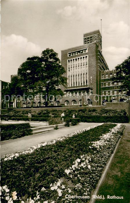 Oberhausen Rathaus mit Gruenanlagen