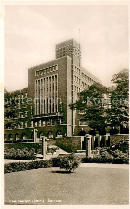 Oberhausen Rathaus mit Gruenanlagen