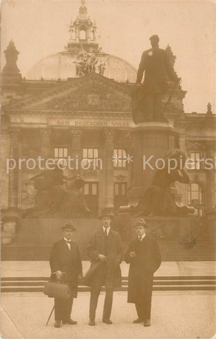 Berlin Vor dem Bismarck-Denkmal am Reichstag
