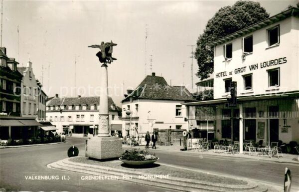 Valkenburg ZL Suedholland Grendelplein met Monument