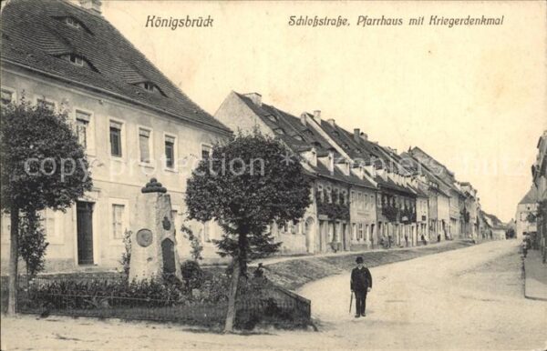 Koenigsbrueck Schlosstrasse Pfarrhaus mit Kriegerdenkmal