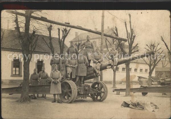 Militaria Geschuetze kanone gruppenfoto