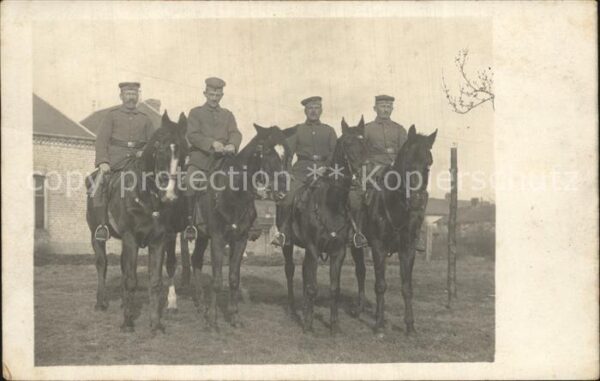 Militaria Kavallerie Gruppenfoto auf den Pferden WK1