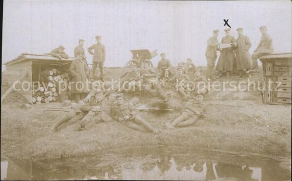 Militaria WK1 soldaten mit Geschuetz im Felden
