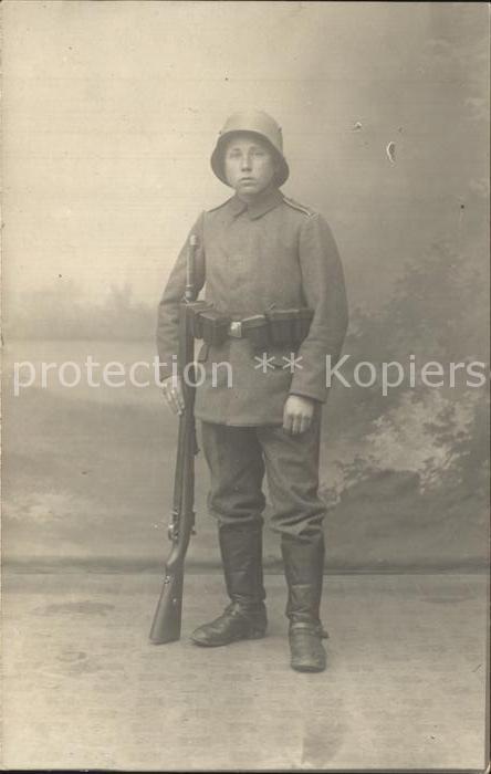 Militaria Jugend WK1 Soldat Gewehr Stahlhelm