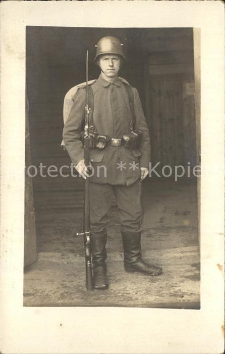 Militaria WK1 Soldat Bajonett Stahlhelm