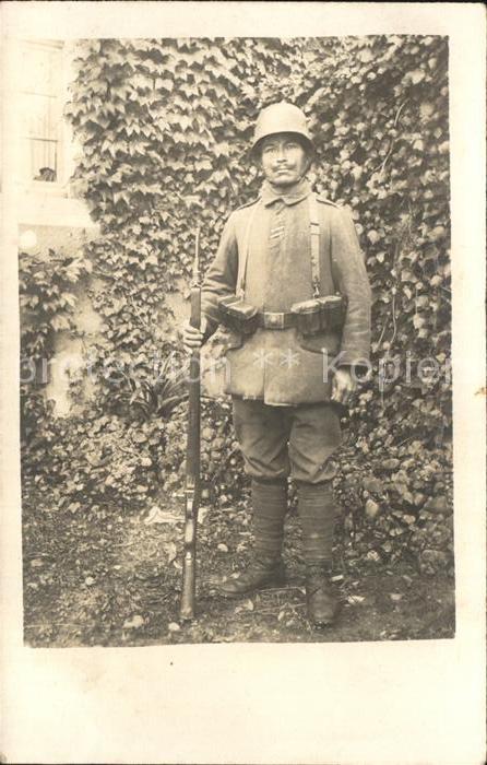 Militaria WK1 soldat Gewehr Stahlhelm