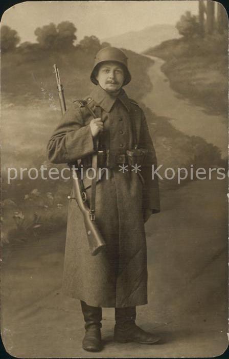 Militaria Deutschland Soldat Gewehr Stahlhelm
