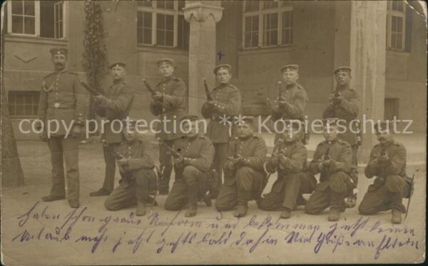 Militaria WK1 Gruppenfoto Soldaten mit Gewehr Muenchen